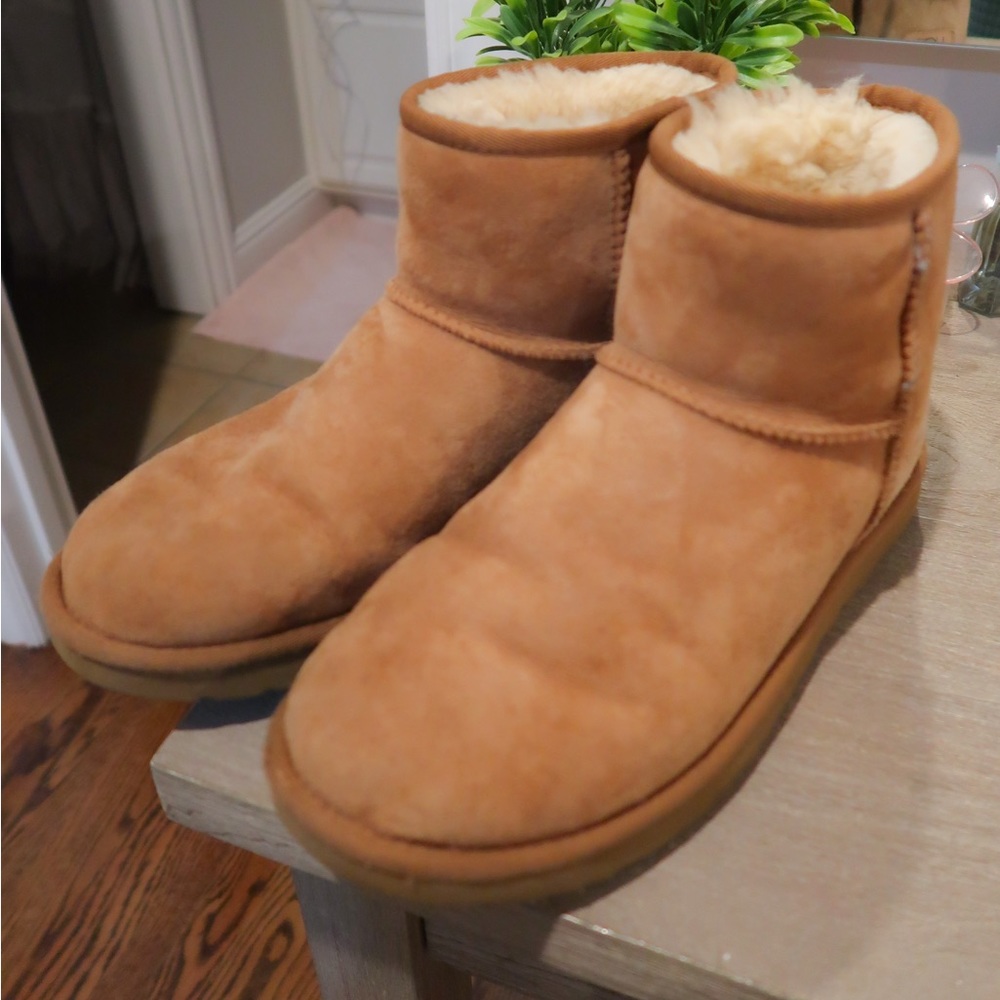 CHESTNUT COLORED UGGS!!